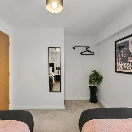Modern Flat - Ideal For Work & Apartment *