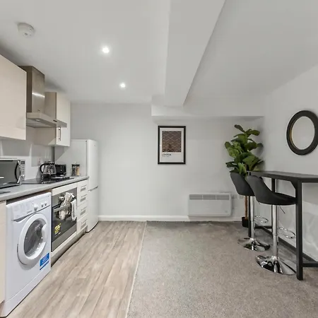 Modern Flat - Ideal For Work & Apartment *